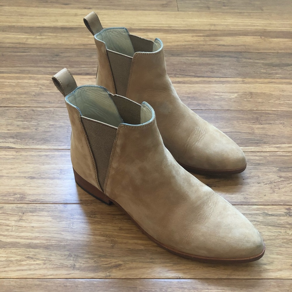 Nisolo Chelsea Boot size 8 | sand suede
